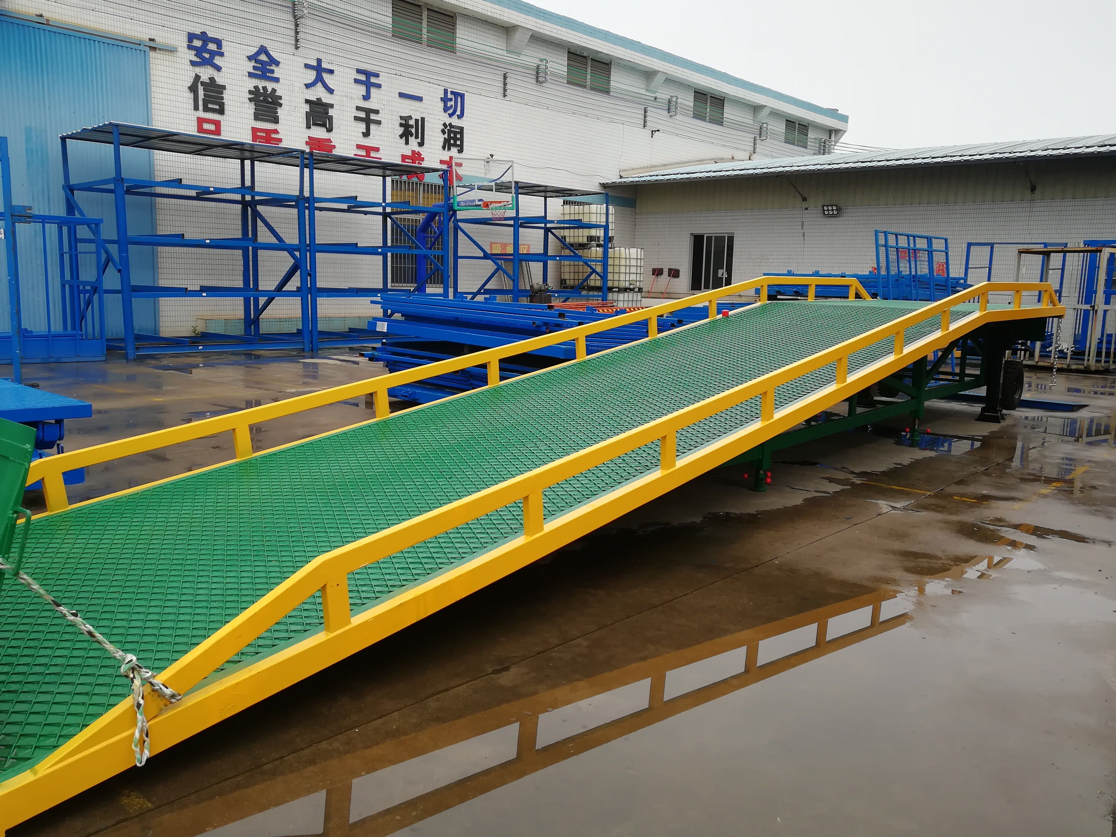 西青叉车登车桥